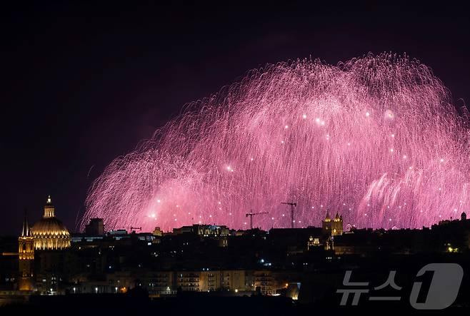 지난달 30일(현지시간) 몰타 발레타에서 열린 '몰타 국제 불꽃축제'에서 화려한 불꽅이 밤하늘을 수놓고 있다. ⓒ 로이터=뉴스1
