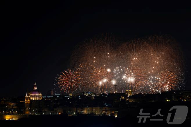 지난달 30일(현지시간) 몰타 발레타에서 열린 '몰타 국제 불꽃축제'에서 화려한 불꽅이 밤하늘을 수놓고 있다. ⓒ 로이터=뉴스1
