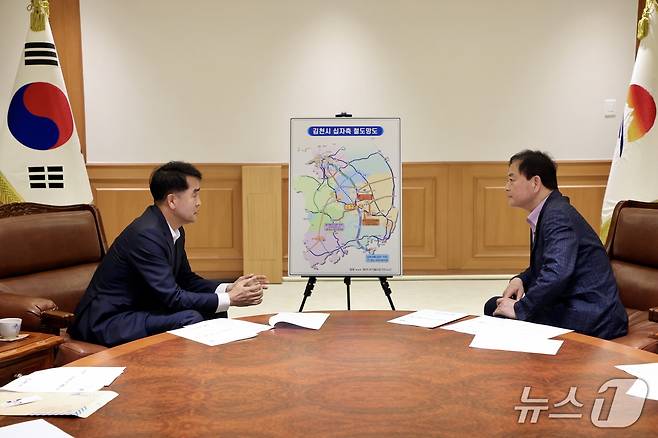 최재형  보은군수(왼쪽)와 배낙호 김천시장이  청주공항~보은~김천 내륙철도 노선 유치 방안에 대해 논의하고 있다. (보은군 제공. 재판매 및 DB금지) /뉴스1