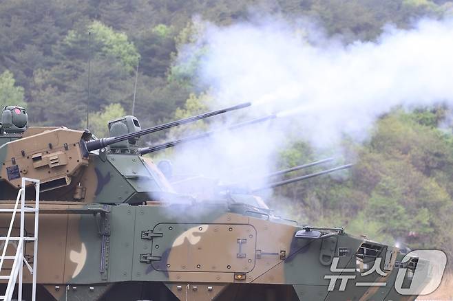 육군은 지난 4월 30일부터 강원도 고성 해안 일대에서 대공 실사격 훈련을 실시했다고 2일 밝혔다. 21보병사단 천호가 표적기를 향해 30mm 대공포를 발사하고 있다. (육군 제공. 재판매 및 DB 금지) 2025.5.2/뉴스1