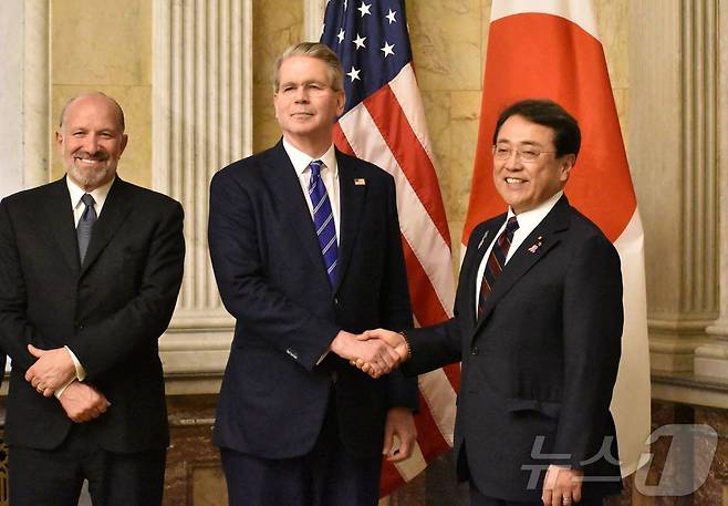 미일 관세협상을 위해 워싱턴DC를 방문한 아카자와 료세이 일본 경제재생상(제일 오른쪽)이 1일(현지시간) 스콧 베선트 미 재무장관(가운데)와 악수하고 있다. 그 옆에는 하워드 러트닉 미 상무장관이다. ⓒ AFP=뉴스1