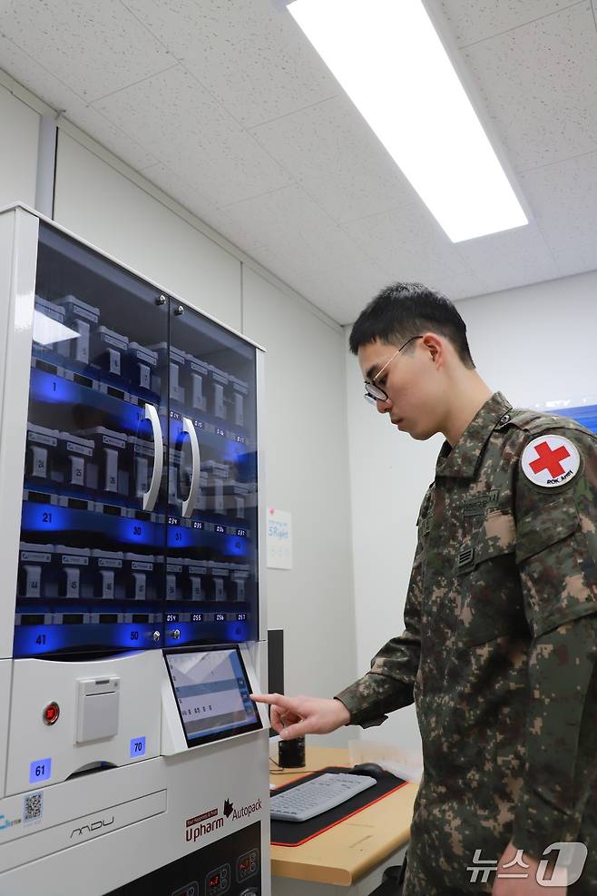 봉오의원에서 장병이 지역주민을 위해 처방전에 따라 약을 조제하고 있다.(15사단 제공)