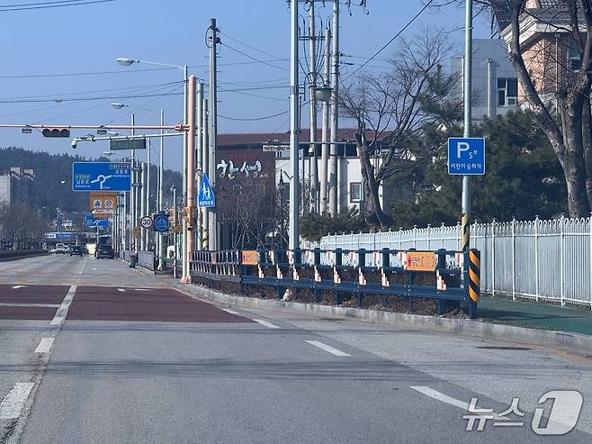 전북경찰청은 전북지역 어린이·노인 보호구역 내 교통안전시설을 일제 정비했다고 2일 밝혔다. 사진은 남원초등학교 앞에 설치된 차량 방호 울타리.(전북경찰 제공. 재판매 및 DB 금지)