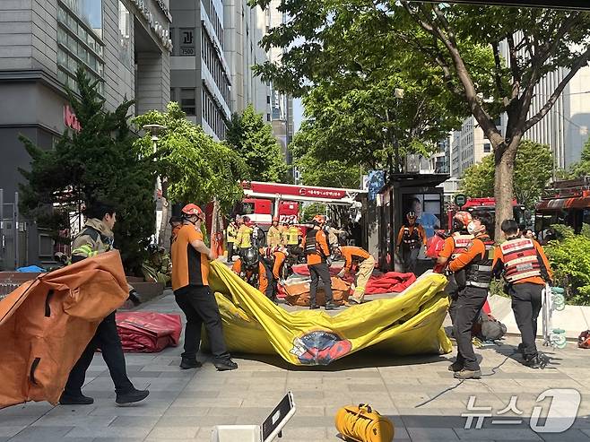 2일 오후 3시 30분쯤 서울 강남구 역삼동의 한 오피스텔 앞에 설치한 에어매트를 소방 관계자들이 정리하고 있다. 2025.5.2/뉴스1 김종훈 기자