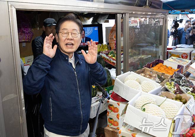 '골목골목 경청투어 : 접경벨트편'에 나선 이재명 더불어민주당 대통령 후보가 2일 오전 강원 철원군 동송전통시장을 찾아 시민들을 향해 인사하고 있다. 2025.5.2/뉴스1 ⓒ News1 이재명 기자
