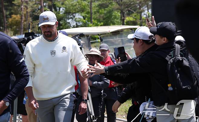 브라이슨 디섐보가 2일 인천 송도동 잭니클라우스 골프클럽 코리아에서 열린 'LIV골프 코리아 1라운드에서 7번홀로 향하며 갤러리들과 인사하고 있다. 2025.5.2/뉴스1 ⓒ News1 김성진 기자
