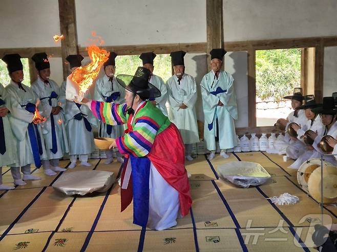 유네스코 인류무형문화유산 강릉단오제의 사전 행사인 신주 빚기 행사가 2일 강릉 대도호부관아 옆 칠사당에서 열리고 있다. 올해 강릉단오제는 '스무살, 단오'를 주제로 오는 27일 강릉 남대천 행사장 일대에서 열린다. 2025.5.2/뉴스1 ⓒ News1 윤왕근 기자