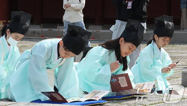 2일 오후 서울 종로구 경희궁에서 열린 '영조와 함께하는 조선시대 경희궁 유생 체험'에 참가한 어린이들이 과거 시험을 보고 있다. 2025.5.2/뉴스1 ⓒ News1 장수영 기자