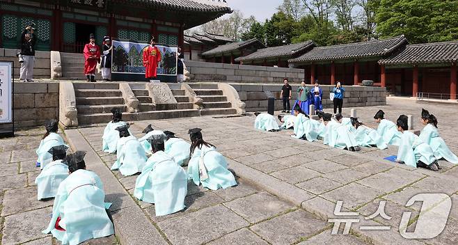 2일 오후 서울 종로구 경희궁에서 열린 '영조와 함께하는 조선시대 경희궁 유생 체험'에 참가한 어린이들이 과거 시험을 보고 있다. 2025.5.2/뉴스1 ⓒ News1 장수영 기자