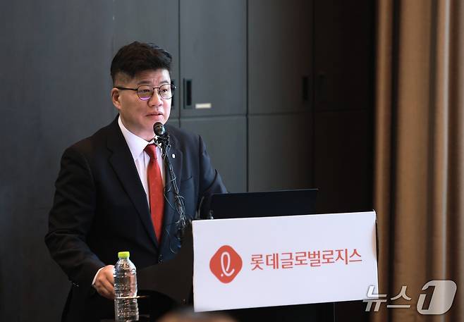 강병구 롯데글로벌로지스 대표이사가 지난달 21일 기업설명회에서 롯데글로벌로지스의 사업 전략과 비전을 설명하고 있다. (롯데글로벌로지스 제공)
