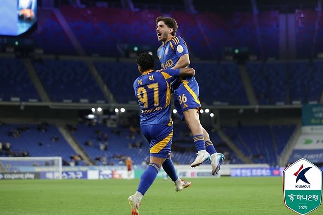 울산HD의 에릭(왼쪽)과 라카바. (한국프로축구연맹 제공)