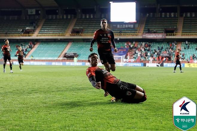 포항 오베르단이 2일 김천전에서 득점 후 세리머니를 펼치고 있다. 사진 | 한국프로축구연맹