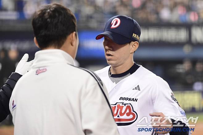 5월 1일 잠실구장에서 열린 KBO리그 두산과 KT의 경기. 8회 투구를 마치고 동료들과 하이파이브를 나누고 있는 두산 고효준. 잠실=송정헌 기자songs@sportschosun.com/2025.05.01/