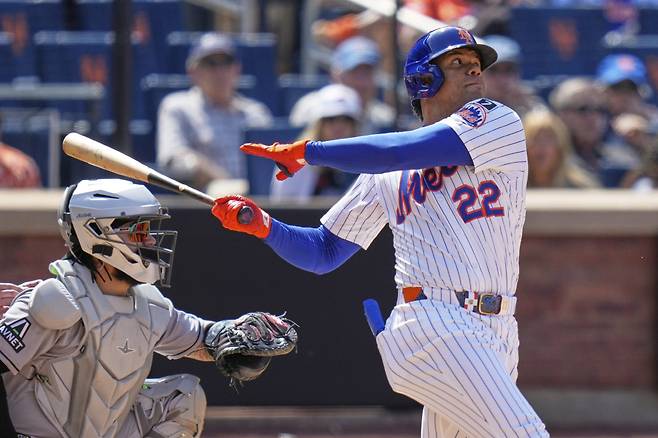 뉴욕 메츠 후안 소토가 2일(한국시각) 시티필드에서 열린 애리조나 다이아몬드백스전에서 6회말 좌중간 솔로홈런을 날리고 있다. AP연합뉴스