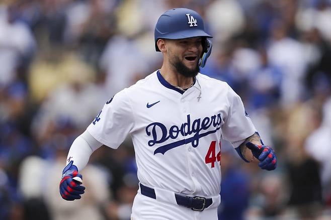 LA 다저스 앤디 파헤스가 지난달 28일(한국시각) 피츠버그 파이어리츠전에서 5회말 홈런을 터뜨린 뒤 베이스를 돌고 있다. AP연합뉴스