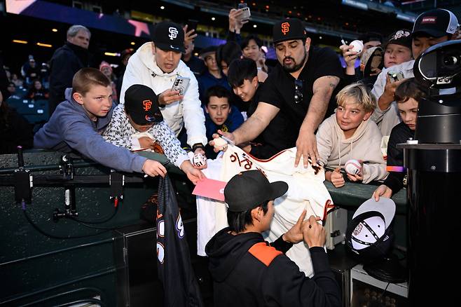 샌프란시스코 자이언츠 이정후가 2일(한국시각) 콜로라도 로키스와의 홈경기를 앞두고 팬들의 사인요청에 응하고 있다. Imagn Images연합뉴스