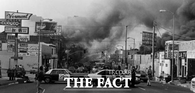 LA폭동 당시 한인타운 버몬트 길을 차단하고 있는 경찰차./Society of US Intellectual History제공