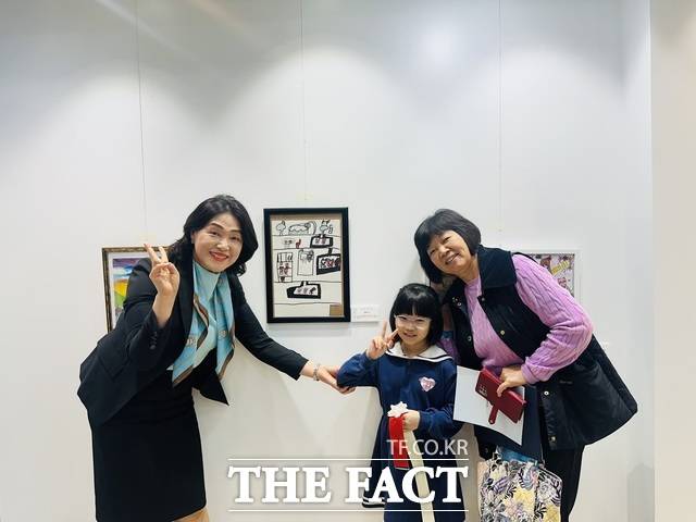 2일 양수조 동부교육청교육장(왼쪽)이 청사 '봄빛 갤러리'에서 개막한 어린이 미술 특별 전시에 작품을 출품한 한 학생 가족과 함께 기념촬영을 하고 있다. /대전시교육청
