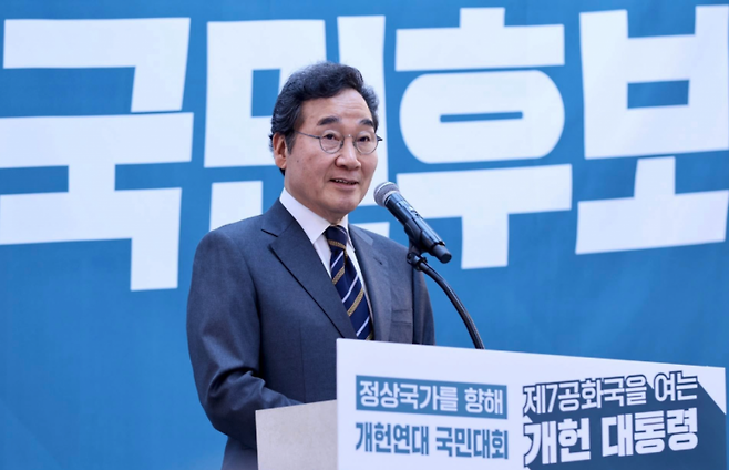 이낙연 새미래민주당 상임고문은 1일 공직선거법 위반 혐의로 재판에 넘겨진 이재명 더불어민주당 대선후보에게 무죄를 선고한 2심 판결이 대법원에서 유죄 취지로 파기환송 되자 "민주당은 심각한 국면을 맞았다"고 말했다. 이낙연 페이스북