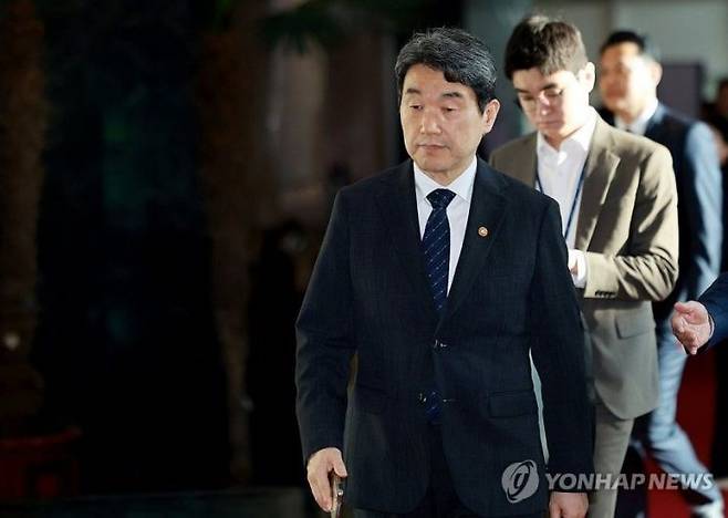 이주호 대통령 권한대행 부총리 겸 교육부 장관이 2일 정부서울청사로 출근하고 있다. 연합뉴스