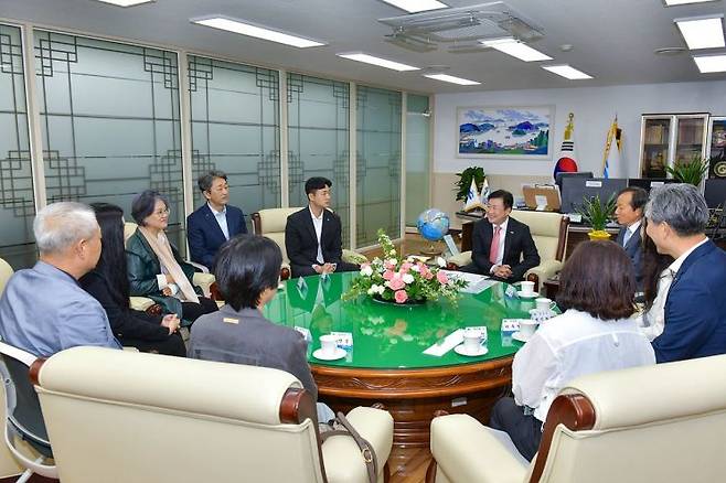 정기명 시장이 1일 시장실에서 행정고시 합격생과 축하 간담회를 갖고있다. 여수시 제공