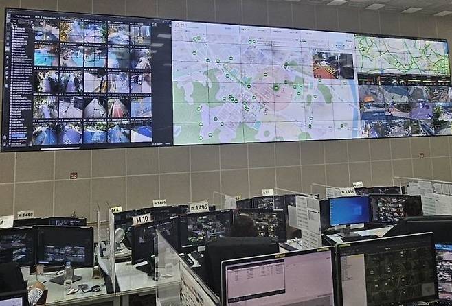 경기도 화성시가 통합관제센터에 도입한 AI 영상관제시스템. AI가 1만2500여개의 CCTV를 분석해 어린이보호구역 등 주요 지역의 위험 요소를 감지해 내고 있다. 화성시 제공