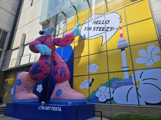롯데백화점 본관 1층에 호주 출신 아티스트 '브롤가'가 디자인 한 '스티지(STEEZY)' 캐릭터가 전시되어 있다. 박재현 기자