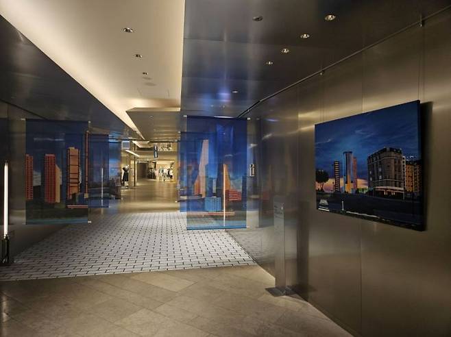 롯데백화점 본점 본관 4층에 최연재 작가의 작품 '그 여름의 기다림'이 전시되어 있다. 박재현 기자