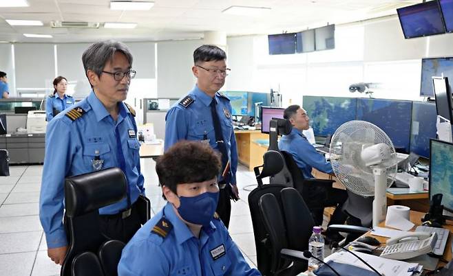 옥창묵 경남 창원해경서장이 부산신항 해상교통관제센터(VTS)를 방문해 선박 관제 현황을 확인하고 있다. 창원해양경찰서 제공
