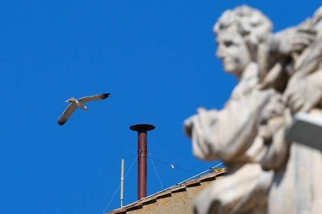 콘클라베 결과 알리는 굴뚝이 시스티나 성당 지붕에 설치된 모습. 연합뉴스