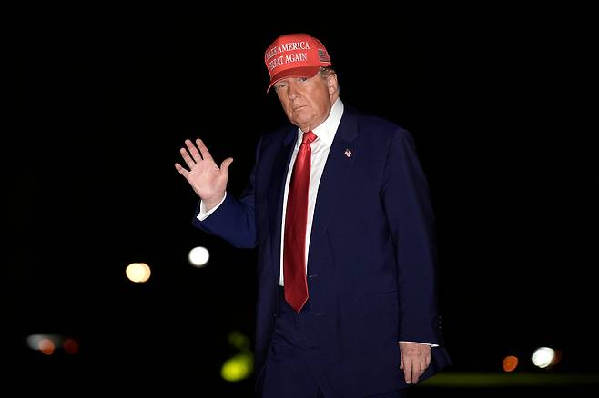 도널드 트럼프 미국 대통령이 29일 미시간에서 취임 100일 기념 연설을 마친 뒤 워싱턴 DC 백악관으로 돌아오고 있다. /UPI 연합뉴스