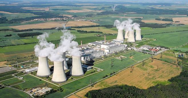 한국수력원자력이 1000㎿(메가와트)급 원전 2기를 새로 짓게 될 체코 두코바니 원전 단지의 모습. 체코는 현재 이곳에서 510㎿급 원전 4기를 가동하고 있다. 한수원은 체코 측과 오는 7일 최종 계약을 맺고 2029년부터 공사에 착수할 계획이다. /한국수력원자력