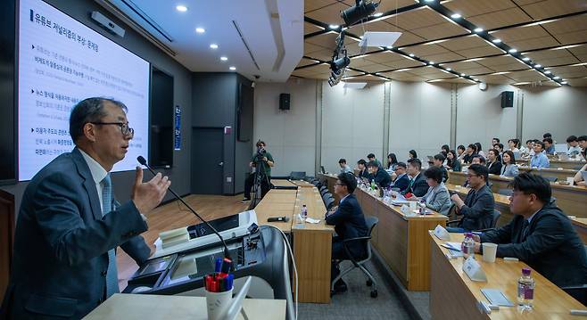 30일 오후 서울대 행정대학원에서 ‘공론장의 왜곡과 정치 양극화: 유튜브 정치와 가짜 뉴스’ 토론회가 열렸다. 윤석민(사진 왼쪽) 서울대 언론정보학과 교수가 발표하고 있다. /조인원 기자