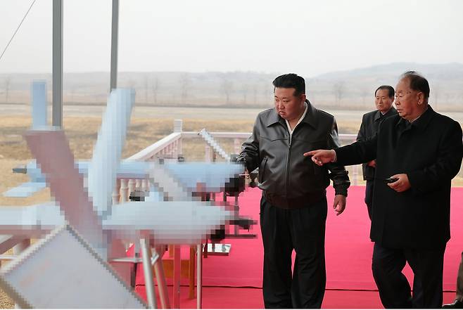 북한 노동당 기관지 노동신문은 지난 3월 27일 김정은이 새로 개발·생산 중인 각종 무인정찰 및 자폭공격형 무인기를 점검하고 성능시험을 참관했다고 보도했다. /뉴스1