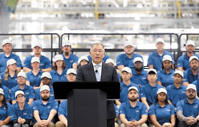 정의선 현대차그룹 회장이 지난 3월 미국 조지아주 엘라벨에서 열린 ‘현대차그룹 메타플랜트 아메리카(HMGMA)’ 준공식에서 인사말을 하고 있다./현대차그룹
