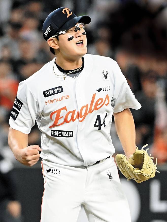 한화 마무리 투수 김서현이 지난 30일 LG전에서 오지환을 삼진 처리하며 경기를 끝낸 뒤 주먹을 쥐고 포효하고 있다. /허상욱 스포츠조선 기자