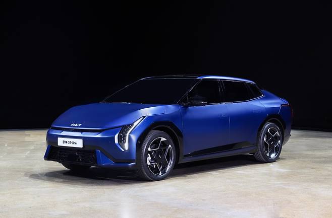 24일 (현지 시각) 스페인 타라고나에서 열린 '2025 기아 EV 데이'에서 전시된 기아 최초의 전동화 세단 EV4. / 기아 제공