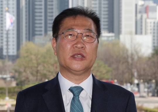 박성재 법무부 장관이 10일 과천 법무부 청사로 출근하며 취재진의 질문에 답하고 있다. 헌법재판소는 이날 박 장관에 대한 국회의 탄핵소추를 기각했다. 연합뉴스