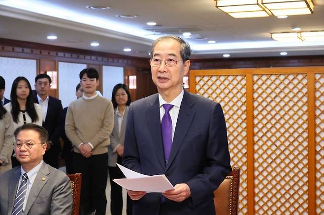 국무총리직 사퇴를 발표한 한덕수 대통령 권한대행 국무총리가 1일 서울 종로구 정부서울청사에서 대국민담화를 마치고 직원들 앞에서 발언하고 있다. ⓒ국무총리실