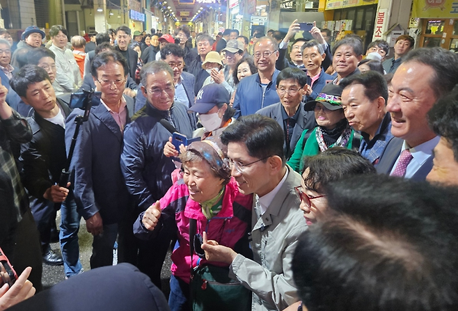 김문수 국민의힘 대선 경선 후보가 1일 청주 상당구 육거리시장 앞에서 시민들과 기념촬영을 하고 있다. ⓒ데일리안 민단비 기자