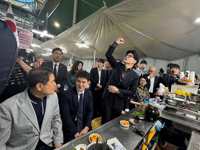 한동훈 국민의힘 대선 경선 후보가 2일 대구 서문시장에 위치한 국수집에 방문했다. ⓒ데일리안 오수진 기자