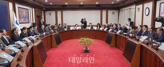 이주호 대통령 권한대행 부총리 겸 교육부 장관이 2일 정부서울청사에서 임시국무회의를 하고 있다. ⓒ연합뉴스