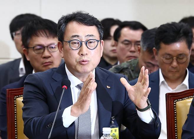 유영상 SKT 대표이사가 30일 오전 서울 여의도 국회에서 열린 과학기술정보방송통신위원회 제424회국회(임시회) 제5차 전체회의에서 의원 질의에 답변하고 있다. 2025.4.30/뉴스1