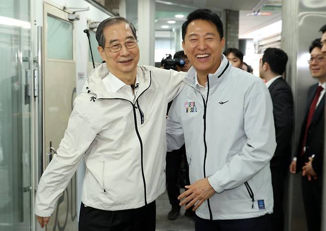 제21대 대통령 선거에 출마한 한덕수 전 총리가 2일 서울 종로구 주민공동시설 ‘새뜰집’에서 오세훈 서울시장과 인사하고 있다.  2025.5.2 (서울=뉴스1)