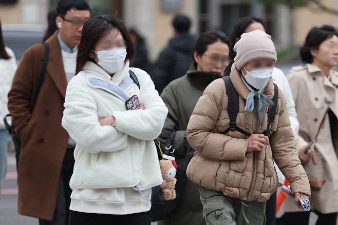 기온이 떨어지며 추운 날씨를 보인 4월 14일 서울 종로구 광화문네거리에서 시민들이 발걸음을 재촉하고 있다. 연합뉴스 제공