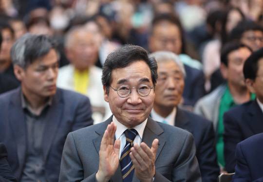 지난 4월17일 서울 용산구 전쟁기념관에서 새미래민주당이 개최한 '개헌연대 국민대회'에 참석한 이낙연 상임고문(전 국무총리)이 박수를 치고 있다.<연합뉴스 사진>