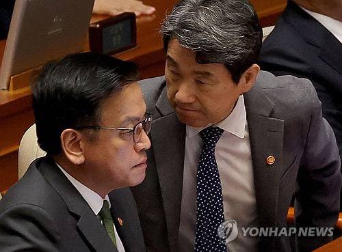 최상목 경제부총리 겸 기획재정부 장관(왼쪽)과 이주호 사회부총리 겸 교육부 장관이 1일 국회에서 열린 본회의에 참석해 있다.   [연합뉴스]