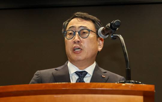 유영상 SK텔레콤 대표이사가 4월 25일 서울 중구 SKT타워 수펙스홀에서 SK텔레콤 이용자 유심(USIM) 정보가 해커 공격으로 유출된 것과 관련해 사과하고 있다. 이슬기기자 9904sul@