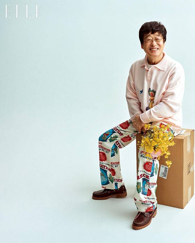 니트는 Bode by Mue. 프린팅 팬츠는 Bode by Boontheshop. 슈즈는 Timberland.