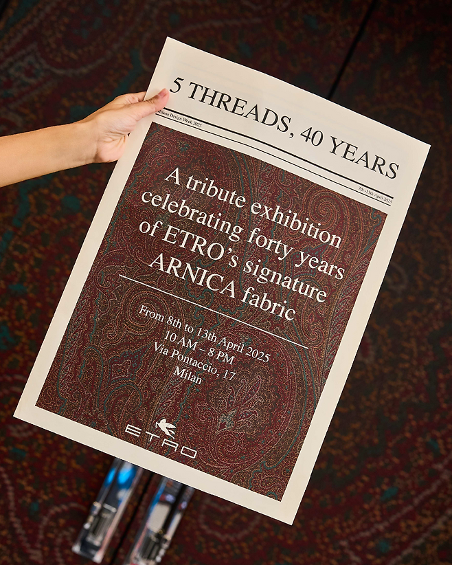 브레라 예술 지구의 중심에 위치한 에트로 부티크에서 열린 에트로 아르니카 패턴 40주년 헌정 전시.